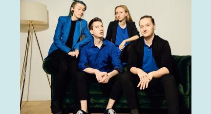 AE Band auf Sofa