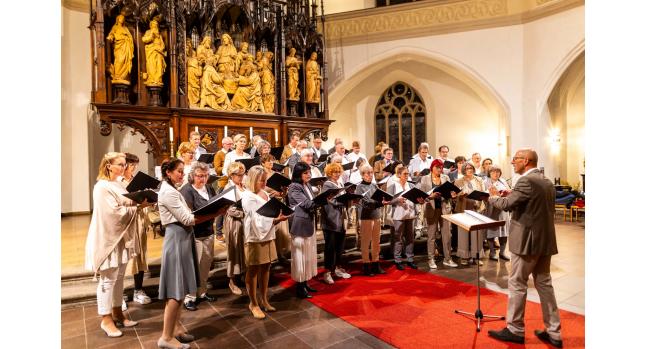 60 Menschen – sechzig Individuen. 60 Individuen – sechzig Stimmen. 60 Stimmen – sechzig verschiedene Klangbilder.​ Großartige Vielfalt, verschmolzen zur Einheit. Im gemeinsamen Atem, im gleichen Ton. Für einen Augenblick, einen Akkord oder ein ganzes Konzert…