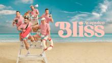 Auf dem Bild sind fünf männlich präsentierende Personen zu sehen. Sie tragen alle ein rosafarbenes Shirt und hellblaue kurze Hosen. Mit Rettungsring, Rettungsboje, Radio, Feldstecher und Funkgerät bewaffnet stehen sie auf einem Rettungsturm am Strand. Im Hintergrund über dem blauen Himmel steht der Titel des Programms «Acapulco» und der Name der Band «BLISS».