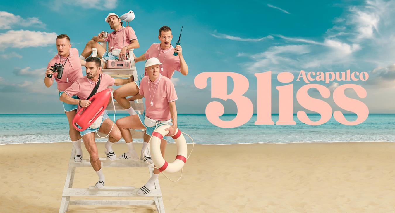 Auf dem Bild sind fünf männlich präsentierende Personen zu sehen. Sie tragen alle ein rosafarbenes Shirt und hellblaue kurze Hosen. Mit Rettungsring, Rettungsboje, Radio, Feldstecher und Funkgerät bewaffnet stehen sie auf einem Rettungsturm am Strand. Im Hintergrund über dem blauen Himmel steht der Titel des Programms «Acapulco» und der Name der Band «BLISS».