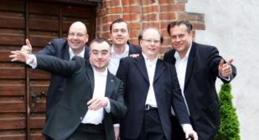 Neues Gruppenfoto Mai 2014. Vor der Marienkirche in Isernhagen.