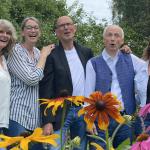 5 Sänger lächeln in die Kamera