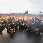Abschlussfoto der Band auf der Bühne des Mera Luna Open-Air Festivals 2025, im Hintergrund das Publikum.