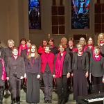 40 Sängerinnen und Sänger der Oldesloer Singakademie in schwarz-rot beim Weihnachtskonzert in der Kirche