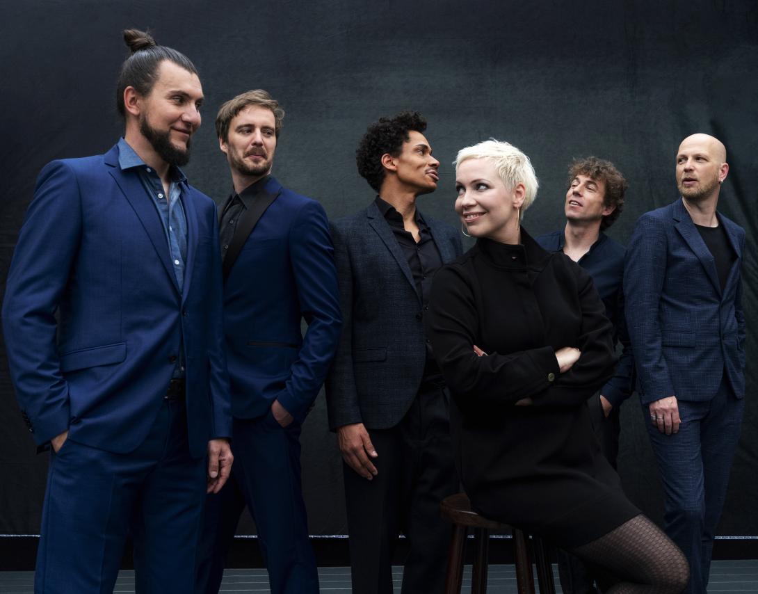 Ein Bandfotos des A-Cappella Ensembles SLIXS bestehend aus 5 Sängern und einer Sängerin.