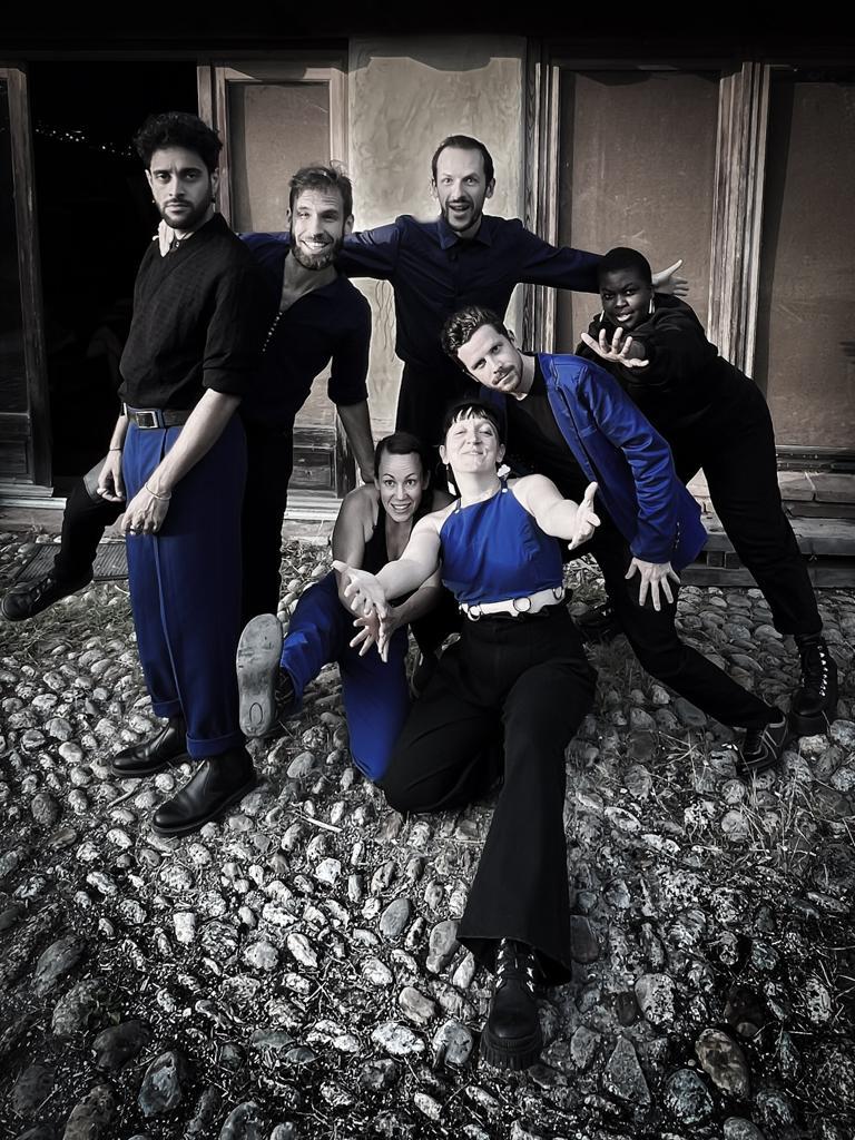 Die 7 Künstler:innen der Gruppe posieren in einer Gasse. Fotografin: Lea Bianco-Chinto