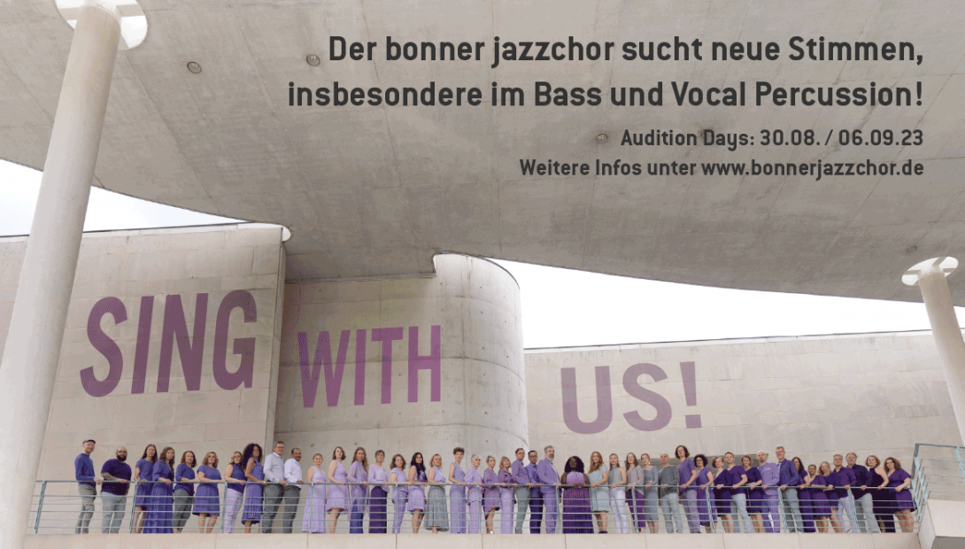Bonner Jazzchor in Flieder/Lila in eine Reihe am Balkon vom Kunstmuseum Bonn mit Überschrift „ sing mit uns“