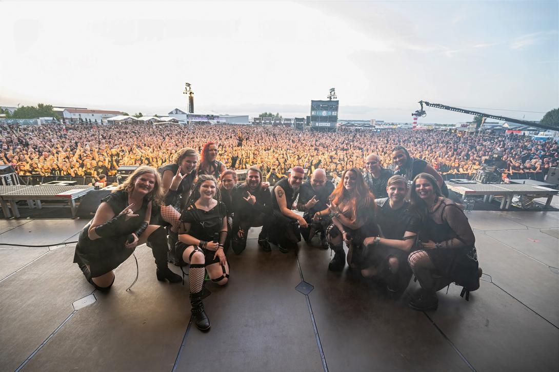 Abschlussfoto der Band auf der Bühne des Mera Luna Open-Air Festivals 2025, im Hintergrund das Publikum.